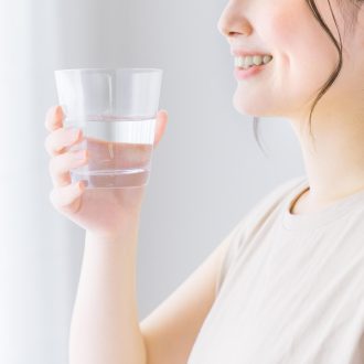 健康に直結⁉ 体にいい水の飲み方、選び方