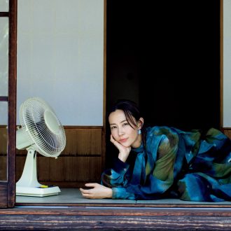 【インタビュー】木村佳乃さん
「おしゃれは引き算。遊び心を効かせて自分らしく」（COVER LADY 9月号）