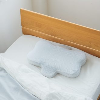 睡眠の質にかかわる寝姿勢新素材と３Ｄダブルアーチで首肩の負担を軽減して快眠へ　MTG NEWPEACE Pillow Release　¥14,850、アウターカバー ピローリリース専用 ¥2,970