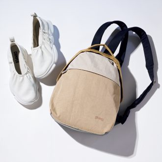 CAMPER〔カンペール〕 リュック¥19,800、スリッポン¥28,600／ともにカンペール（カンペールジャパン）