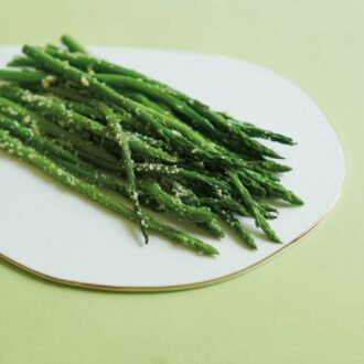 【動画あり】清水ミチコさんの 
超簡単！絶品レシピ「アスパラのパルメザンまみれ」