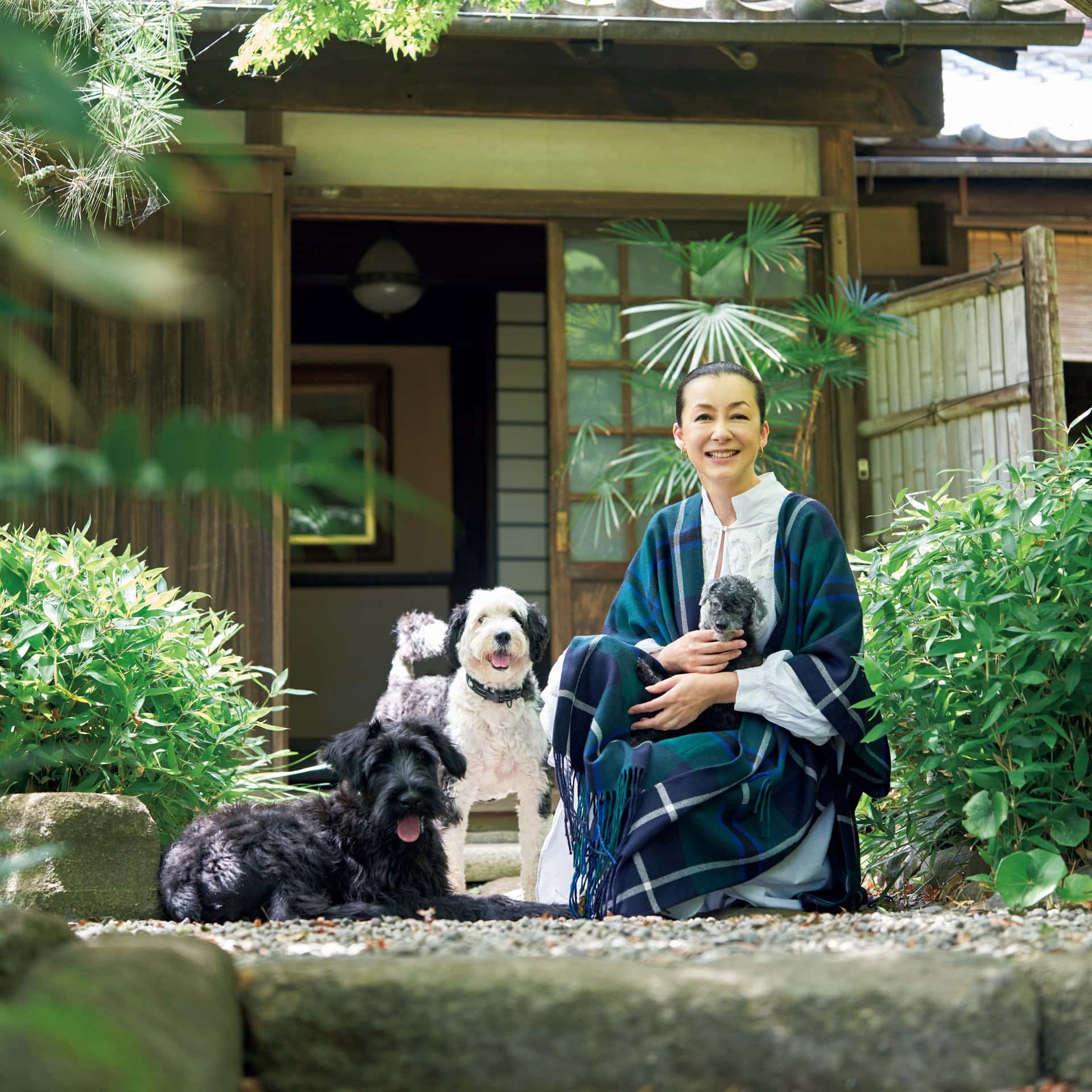 愛犬とともに。（右から）セザンヌ、ダリ、ホッパー