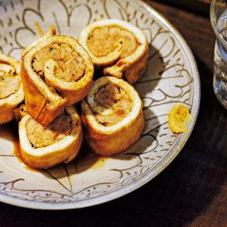 しっとりお揚げと鶏肉に味がしみしみ～ 「鶏つくねの油揚げ巻き煮」