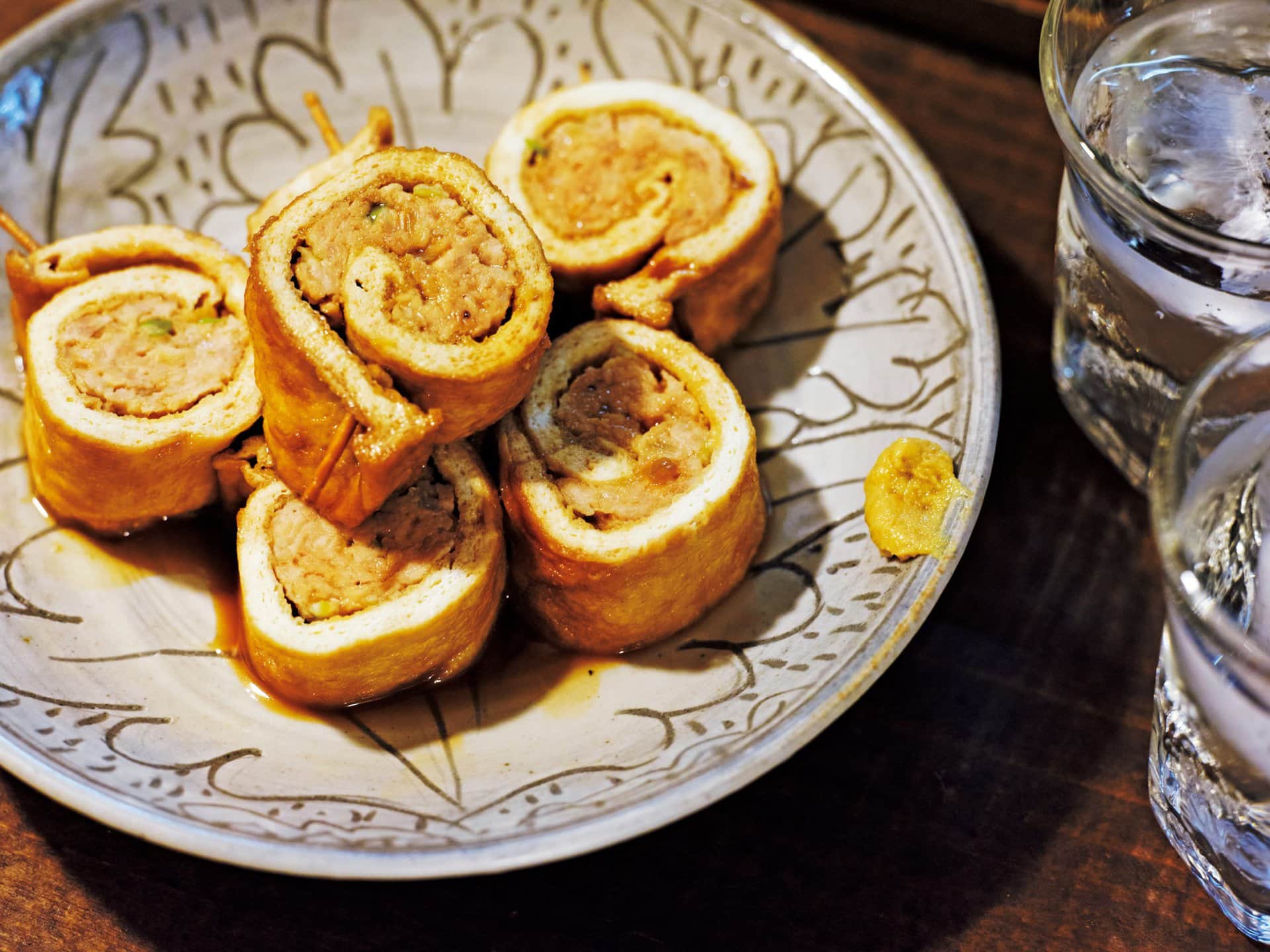 しっとりお揚げと鶏肉に味がしみしみ～ 「鶏つくねの油揚げ巻き煮」