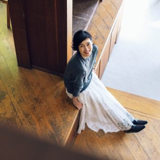 【インタビュー】安田成美さん 家族優先の暮らしから、自分軸へ。 表現への熱も高まる日々（COVER LADY 12月号）
