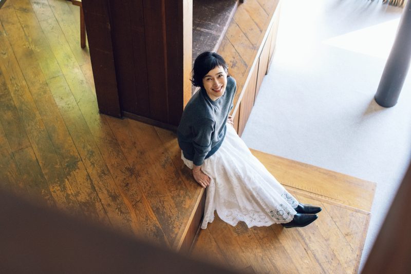 【インタビュー】安田成美さん 家族優先の暮らしから、自分軸へ。 表現への熱も高まる日々（COVER LADY 12月号）