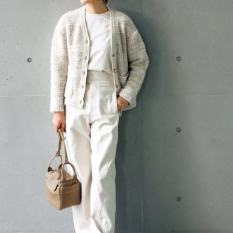 レキップ プレス 工藤志穂子さん 50歳／170cm Tシャツ、ニットカーディガン、デニムパンツ、バッグ、「マニプリ」とコラボのスカーフ／すべてレキップ