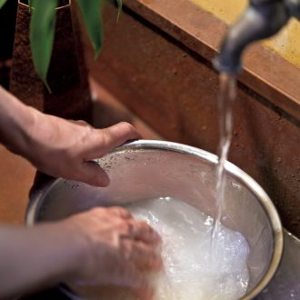 乾燥したお米は最初に入れたお水をよく吸い込むため、きれいな水を使うことで、おいしく炊き上がるのだそう。