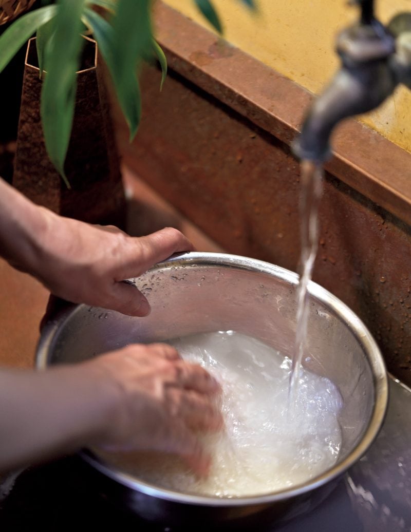 乾燥したお米は最初に入れたお水をよく吸い込むため、きれいな水を使うことで、おいしく炊き上がるのだそう。