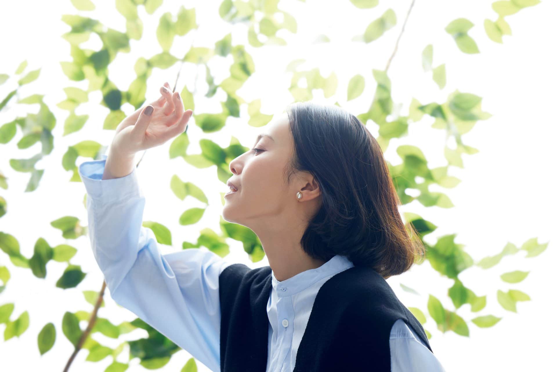 【インタビュー】中谷美紀さん 自分を俯瞰して見る。 そんな姿勢で生き、綴っていきたい（COVER LADY 1月号）