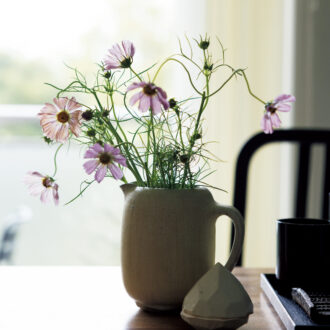 食卓には秋が香るコスモスの花。普段は白磁コレクションの一角に飾られる器も、「花を挿すと表情が違って見えるのが面白い」