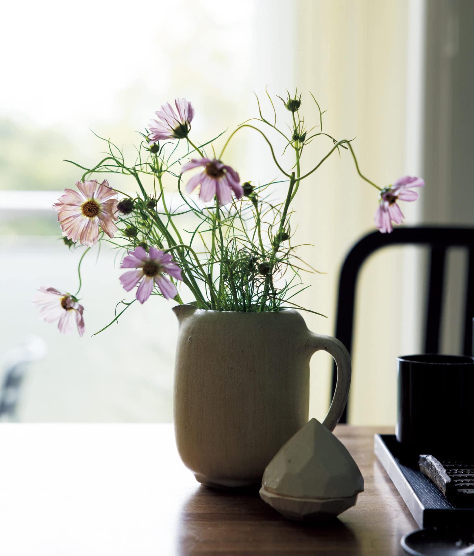 食卓には秋が香るコスモスの花。普段は白磁コレクションの一角に飾られる器も、「花を挿すと表情が違って見えるのが面白い」