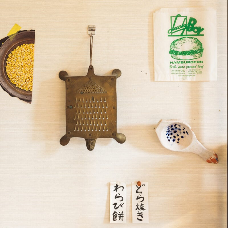 キッチンの壁にはおろし金や和菓子の品書きをディスプレイ