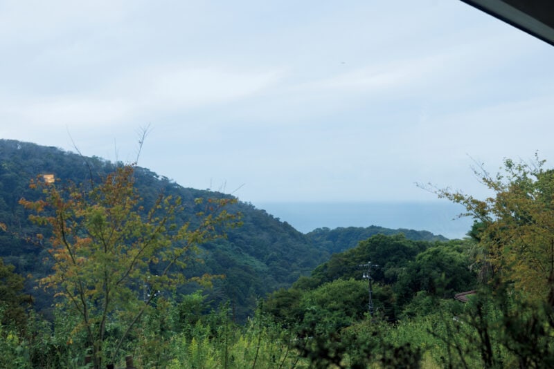 晴れた日には山の向こうに大きな富士山と海。