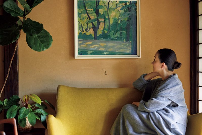 ソファの上に飾っているのは、デンマークの画家、アクセル・ベンツェンの作品
