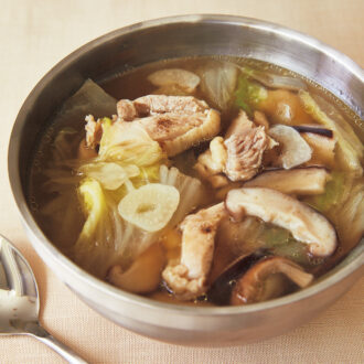 栄養満点！ホッと温まる「白菜と鶏肉のスープ」