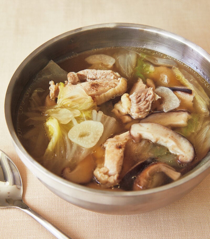 栄養満点！ホッと温まる「白菜と鶏肉のスープ」
