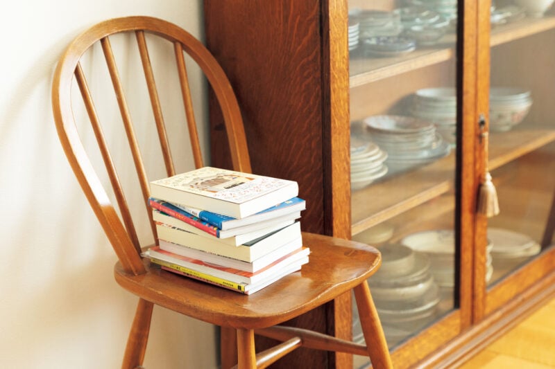 椅子はダイニングテーブルの近くにあるので、広げていた仕事の資料を食事の際に仮置きするのにも利用。