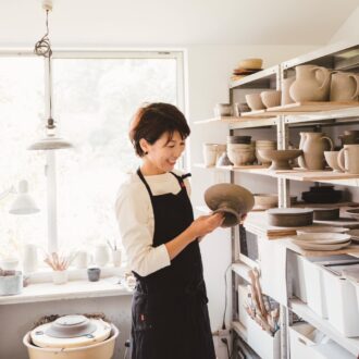 【インタビュー】
陶芸家・小川麻美さんが移住先で見つけた「手仕事のある毎日」とは？