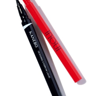 （右）適度にコシのある筆で、安定して毛を描きやすい。皮脂や汗に強いウォータープルーフタイプ。 インウイ アイブロウリキッド 01 ￥3,300（編集部調べ）／資生堂 （左）まるで本物の毛のような質感で、繊細に描ける超極細筆を採用。 カネボウ デザイニングアイブロウリクイド LE1 ￥3,300／カネボウインターナショナルDiv.