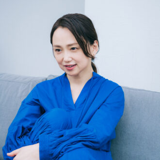 ブルーのワンピースがお似合いの永作博美さん。