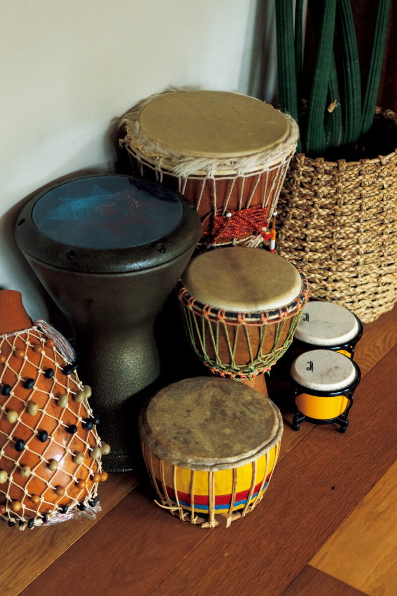 ブラジルやトルコ、バリなど世界各国から連れてきた太鼓は小さなお客さまに人気。