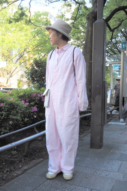 【スナップ】
「ジャーナルスタンダード」のピンクのオールインワンがたまらない可愛さ！ 大人のカジュアル問題の最適解は？