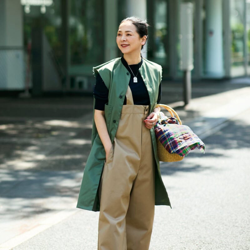 スリーブレスワークジャケット￥31,900、パンツ￥37,400／ともにヤーモ、Tシャツ￥15,400／オルウェル、ストール￥17,600／オネット（すべてグラストンベリー ショールーム）、ネックレス￥25,300、イヤーカフ￥11,000、リング￥40,700、バングル（細）￥38,500、バングル（太）￥42,900／すべてセルジュ・トラヴァル（アッシュ・ペー・フランス）、バッグ￥31,900／ムーニュ（プレインピープル青山）