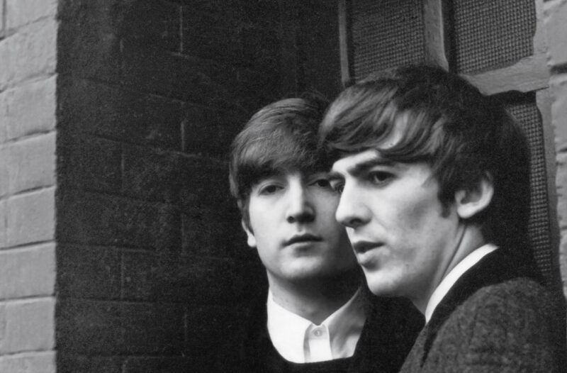 John and George. Paris, January 1964 © 1964 Paul McCartney under exclusive license to MPL Archive LLP（ポール・マッカートニー写真展 1963-64～Eyes of the Storm～）