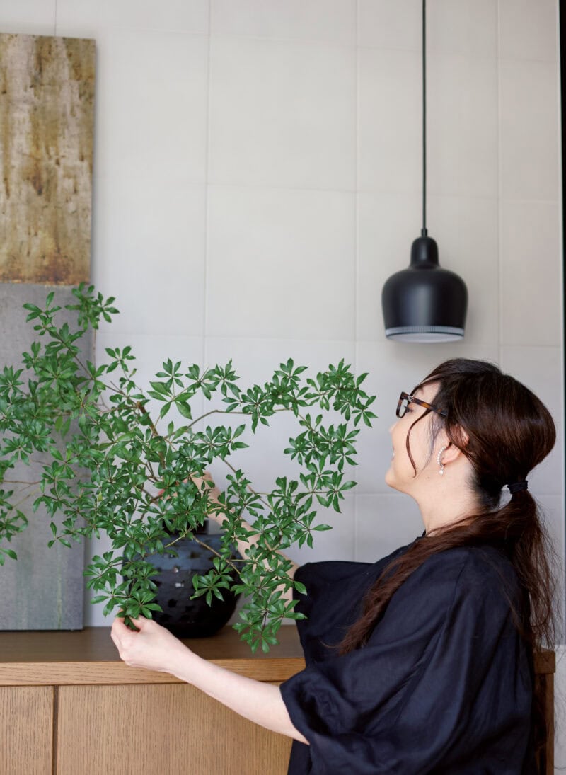 痛みやすい生花の代わりに大きな枝ものを飾る