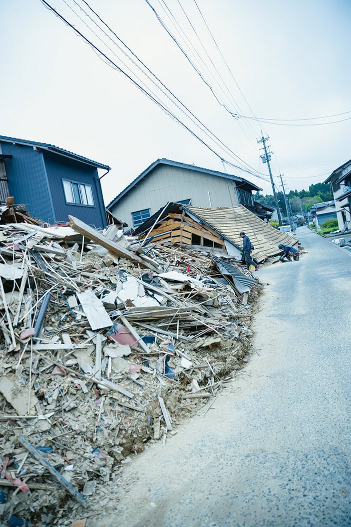 街を車で走らせていると、倒壊している建物を幾度となく目にした。