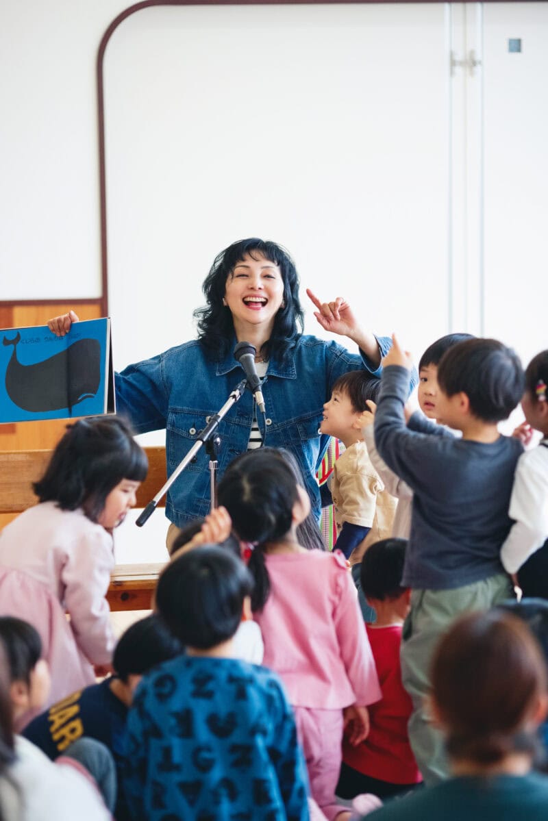 「みんなのうんちって、どのくら〜い？」と尋ねる果歩さんに、「こんぐらーい！」と元気に答える子どもたち。