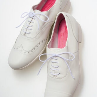 レースアップシューズ〔2.5cm〕¥31,900／トラベルシューズ×マスター＆コー（マッハ55リミテッド）