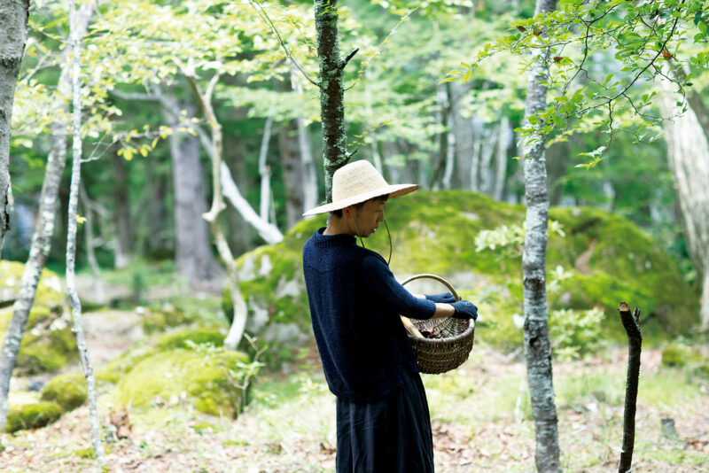 薪の用意や火種となる松ぼっくりを集めるのが秋一番の大仕事。