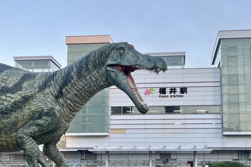 福井駅の恐竜オブジェ