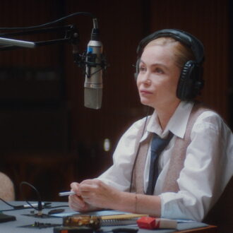 エマニュエル・ベアール共演の『午前4時にパリの夜は明ける』©2021 NORD-OUEST FILMS – ARTE FRANCE CINÉMA