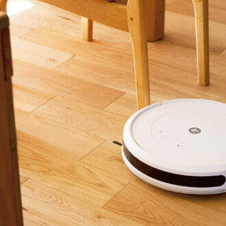 掃除はロボットに！ ルンバ コンボ ２ エッセンシャル ロボット ＋ オートエンプティ 充電ステーション￥59,200／アイロボット