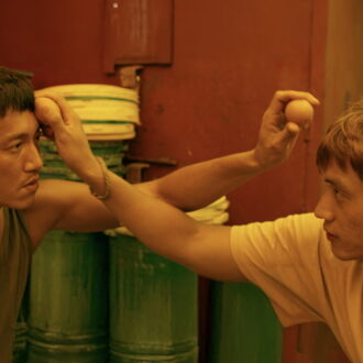 兄をウー・カンレン、弟をジャック・タンが演じた『Brotherブラザー 富都（プドゥ）のふたり』 ©2023 COPYRIGHT. ALL RIGHTS RESERVED BY MORE ENTERTAINMENT SDN BHD / ReallyLikeFilms