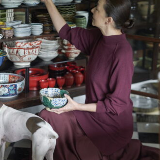 お気に入りの和食器を取り出すかれんさん