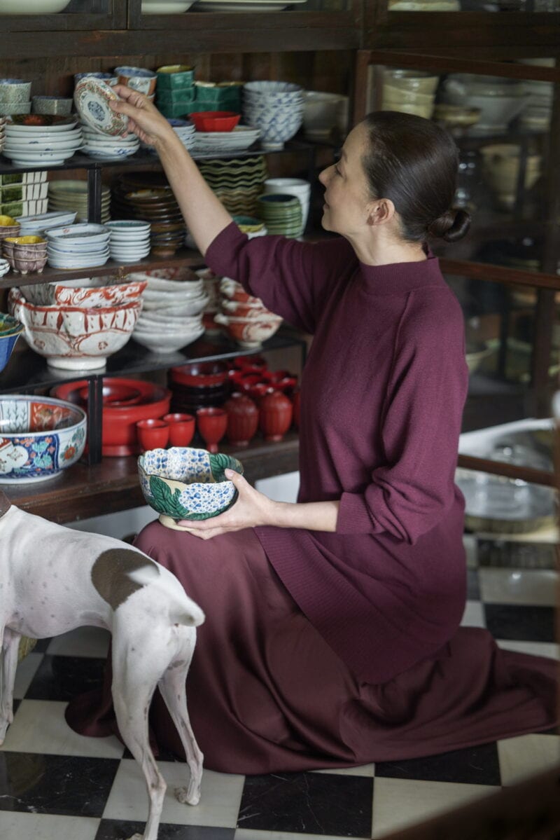 お気に入りの和食器を取り出すかれんさん