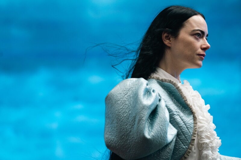エマ・ストーンが第96回アカデミー賞主演女優賞を受賞した『哀れなるものたち』© 2025 20th Century Studios. All Rights Reserved.