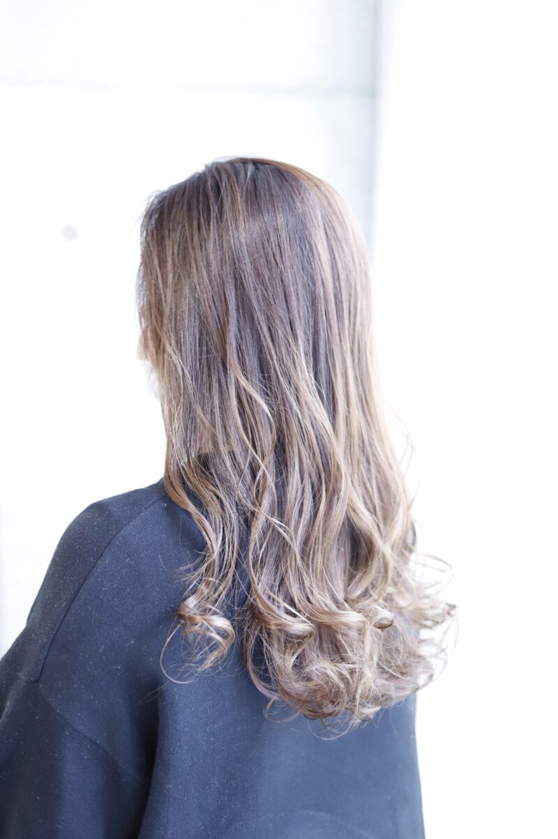 ロングヘアのバレイヤージュ