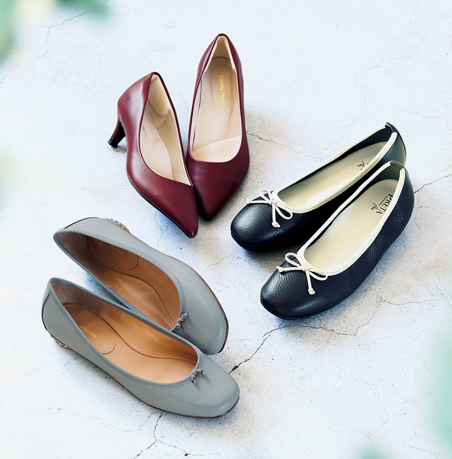 〔インヒール1.5㎝＋1㎝〕¥16,280／プレタフレックス（成和） 跳べるパンプス ミドルヒール〔5㎝〕¥7,700 ／オリエンタルトラフィック（ダブルエー） バレエシューズ〔1.5㎝〕¥22,990／J&M デビッドソン（モーダ・クレア）