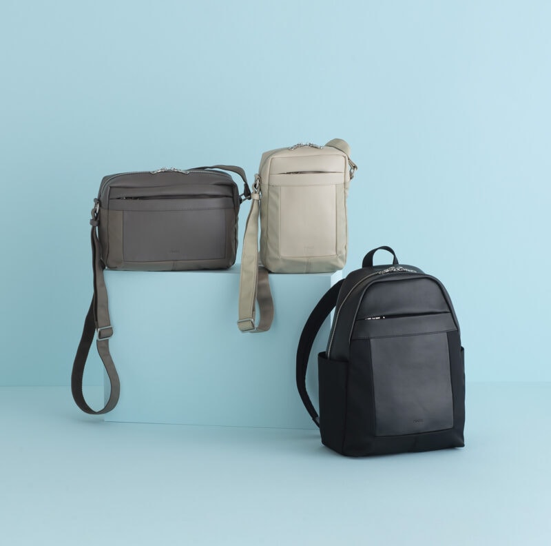 （右）ブロックモチーフリュックサック［幅22×高さ35×マチ11㎝］￥18,700、（中）ポシェット［幅14×高さ23×マチ6.5㎝］￥15,400、ショルダーバッグ［幅25×高さ18×マチ8㎝］￥16,500／すべてシカタ　※幅は最大値