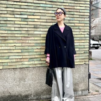 【関西スナップ】光沢感のある春コーデで京都・岡崎の美術館へ。シアーなピンクがアクセント