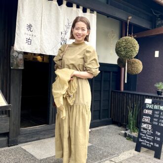 【関西スナップ】京都の町家カフェで遭遇！ ストレスフリーでエレガントカジュアルなワントーンコーデ