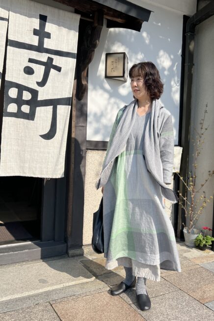 【春スナップ】葉山から京都へ。春風を誘う麻のワンピース