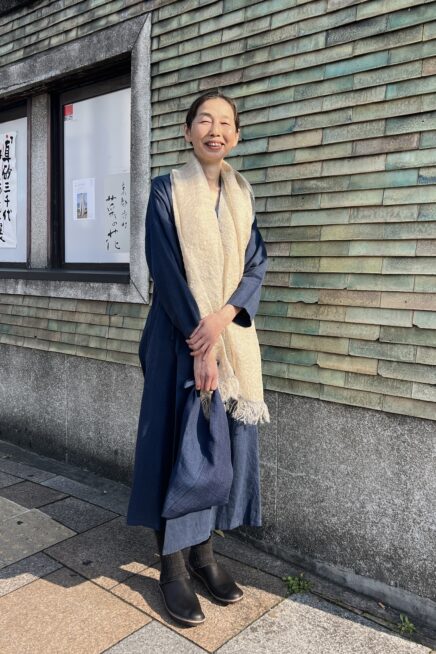 【スナップ】京都の町で美しい藍染めのカシュクールワンピースを上品に着こなす