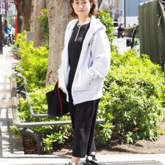 【スナップ】「ナイキ」の“パンダ”スニーカーで表参道を街歩き！ 50代のストリートコーデ