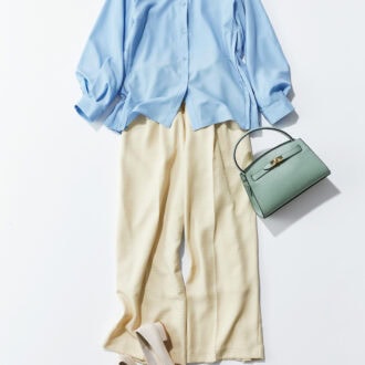 シャツ￥7,700、ツータックパンツ￥7,150、パンプス￥8,800／すべてエルーラ（アダストリア）、ネックレス￥41,800／ジュンコパリ（ピモンテ）、バッグ￥22,000／オウレンティ（セムインターナショナル）